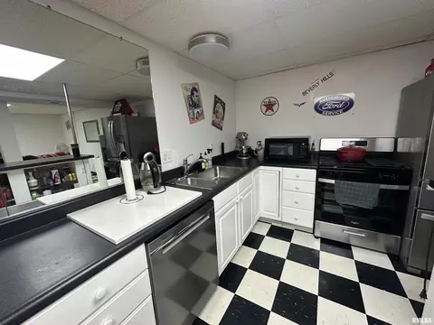 Kitchen - 267 Brian Ave, Murphysboro, IL 62966 photo 7 of 8