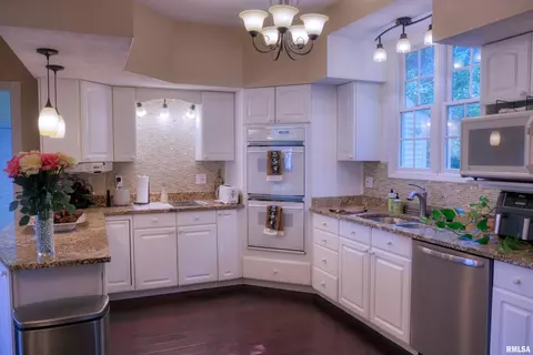 Kitchen - 267 Brian Ave, Murphysboro, IL 62966 photo 4 of 8