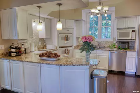 Kitchen - 267 Brian Ave, Murphysboro, IL 62966 photo 2 of 8
