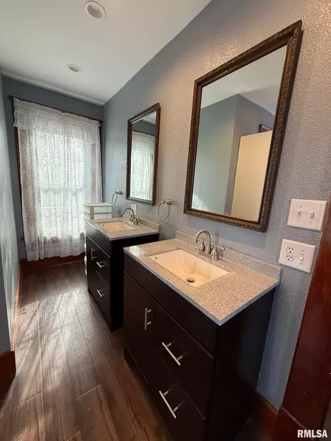 Bath - 3065 Boyd Rd, Anna, IL 62906 photo 1 of 3