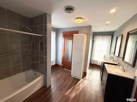Bath - 3065 Boyd Rd, Anna, IL 62906 photo 2 of 3