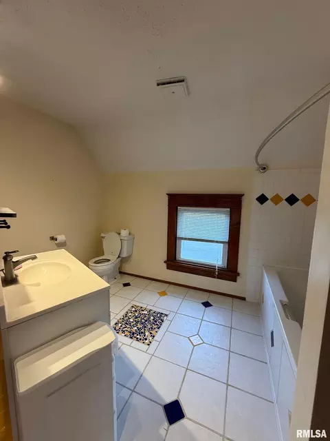 Bath - 3065 Boyd Rd, Anna, IL 62906 photo 3 of 3