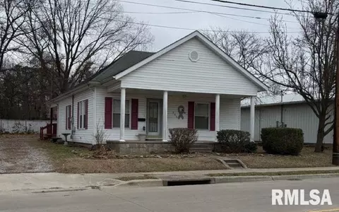 302 S Duquoin St, Benton, IL 62812