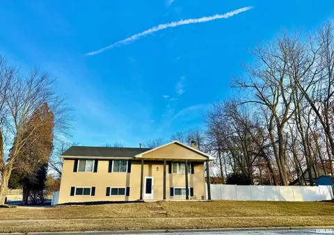 6336 N Frostwood Pkwy, Peoria, IL 61615