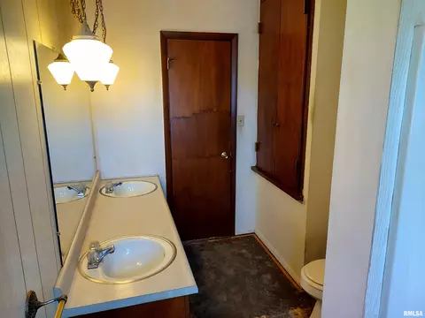 Bath - 1112 Stacy Ln, Macomb, IL 61455 photo 1 of 4