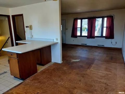 Living - 1112 Stacy Ln, Macomb, IL 61455 photo 4 of 6