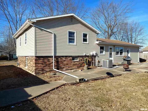 Exterior - 1112 Stacy Ln, Macomb, IL 61455 photo 2 of 5