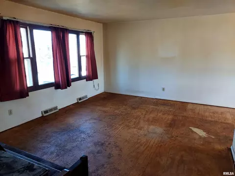 Living - 1112 Stacy Ln, Macomb, IL 61455 photo 1 of 6