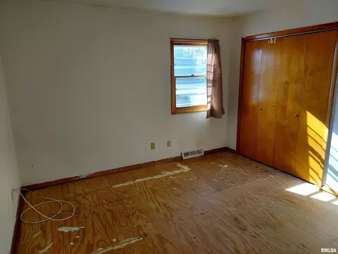 Bedroom - 1112 Stacy Ln, Macomb, IL 61455 photo 2 of 4