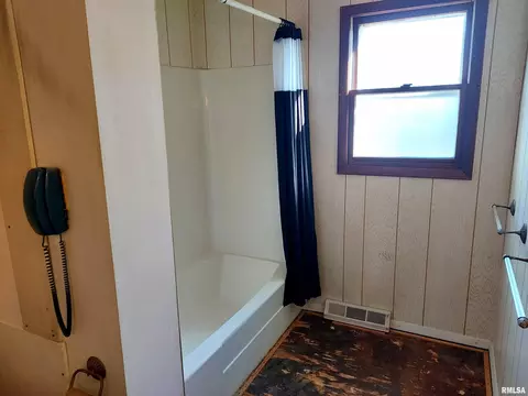 Bath - 1112 Stacy Ln, Macomb, IL 61455 photo 2 of 4