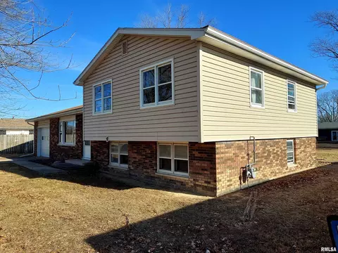 Exterior - 1112 Stacy Ln, Macomb, IL 61455 photo 5 of 5