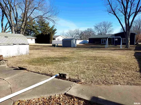 Exterior - 1112 Stacy Ln, Macomb, IL 61455 photo 3 of 5