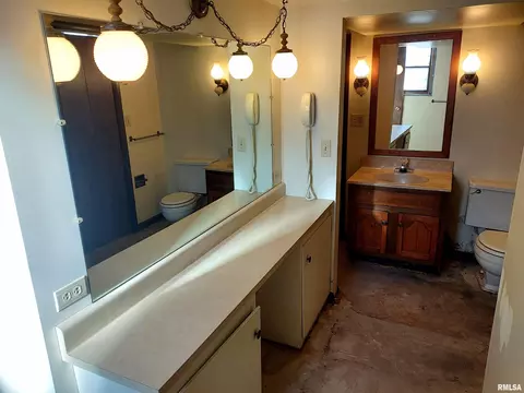 Bath - 1112 Stacy Ln, Macomb, IL 61455 photo 3 of 4