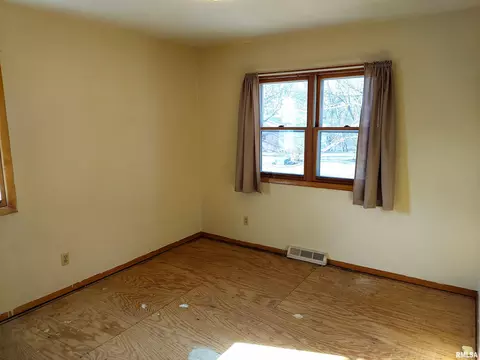 Bedroom - 1112 Stacy Ln, Macomb, IL 61455 photo 3 of 4