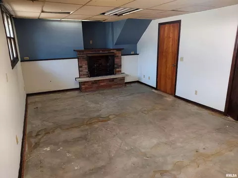 Living - 1112 Stacy Ln, Macomb, IL 61455 photo 5 of 6