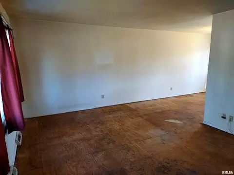 Living - 1112 Stacy Ln, Macomb, IL 61455 photo 2 of 6