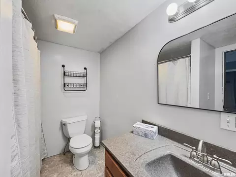 Bath - 1005 W Stotlar St, Herrin, IL 62948 photo 2 of 5
