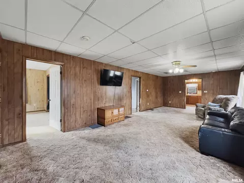 Living - 1005 W Stotlar St, Herrin, IL 62948 photo 1 of 3