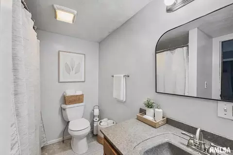 Bath - 1005 W Stotlar St, Herrin, IL 62948 photo 3 of 5