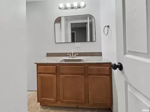 Bath - 1005 W Stotlar St, Herrin, IL 62948 photo 4 of 5