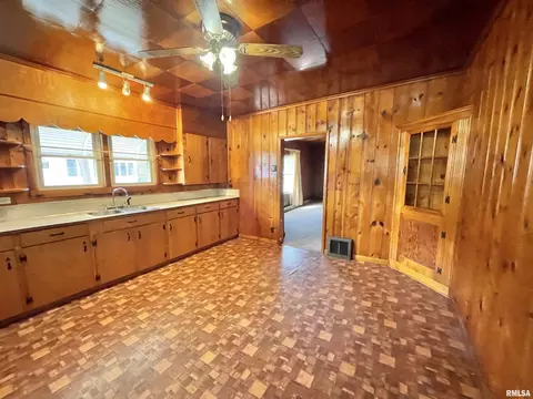 602 E Main St, Christopher, IL 62822 photo 7