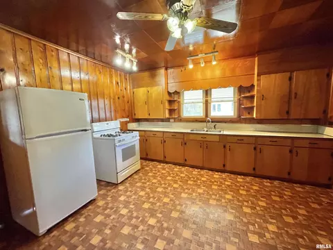 602 E Main St, Christopher, IL 62822 photo 9