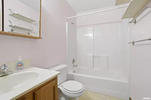 Bath - 112 Grandview Cir # A, Eureka, IL 61530 photo 2 of 3