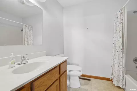 Bath - 112 Grandview Cir # A, Eureka, IL 61530 photo 1 of 3