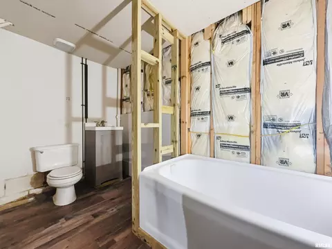 Bath - 112 Grandview Cir # A, Eureka, IL 61530 photo 3 of 3