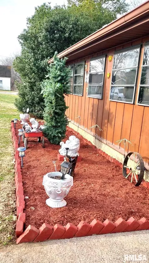 405 4th St, Rosiclare, IL 62982