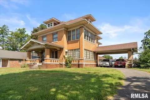 216 W Poplar St, Harrisburg, IL 62946