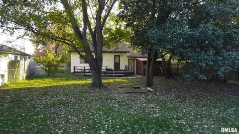 Exterior - 806 E Boulevard St, Marion, IL 62959 photo 4 of 5