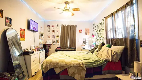 Bedroom - 806 E Boulevard St, Marion, IL 62959 photo 2 of 2