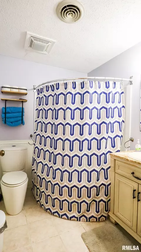 Bath - 806 E Boulevard St, Marion, IL 62959 photo 1 of 2