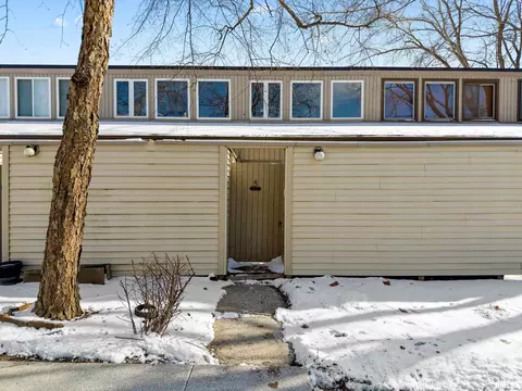 6809 N Frostwood Pkwy, Peoria, IL 61605