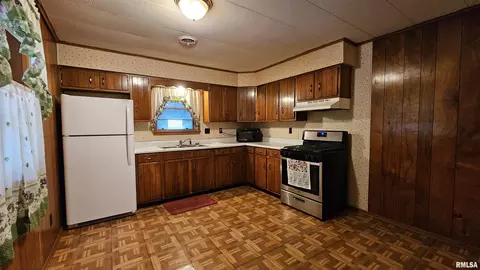 708 N 20th St, Herrin, IL 62948 photo 5