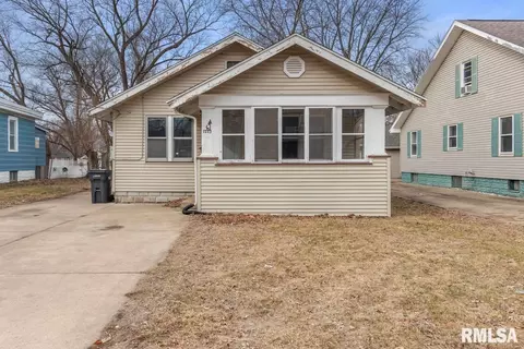 1203 S 3rd St, Pekin, IL 61554
