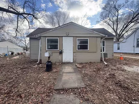 106 Charlotte St, Pekin, IL 61554