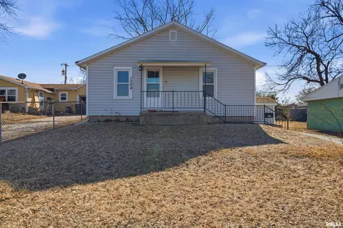 1504 Henry St, Pekin, IL 61554