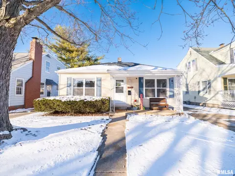 1203 E Fairoaks Ave, Peoria, IL 61603