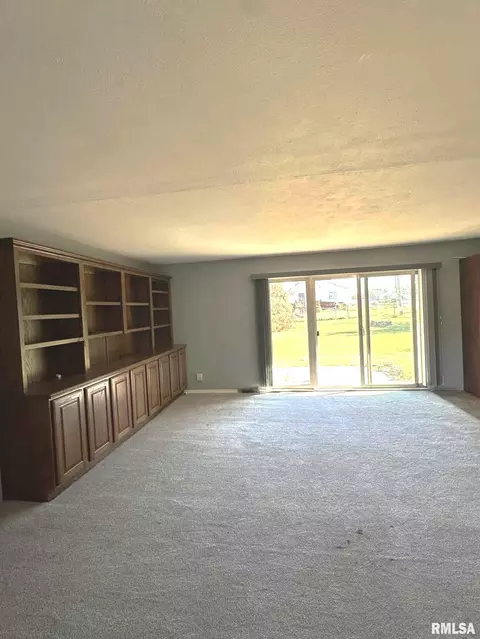 Living - 1216 S 17th St, Herrin, IL 62948 photo 2 of 5