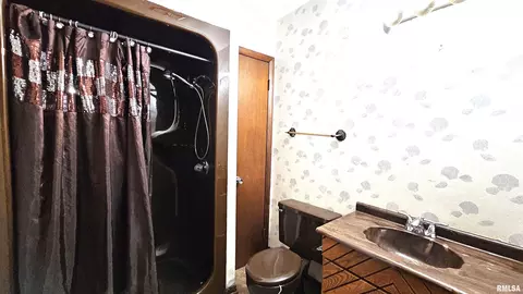 Bath - 1216 S 17th St, Herrin, IL 62948 photo 1 of 4