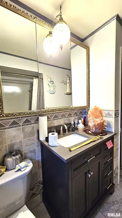 Bath - 1216 S 17th St, Herrin, IL 62948 photo 3 of 4