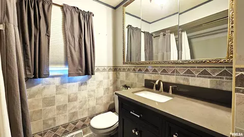 Bath - 1216 S 17th St, Herrin, IL 62948 photo 2 of 4