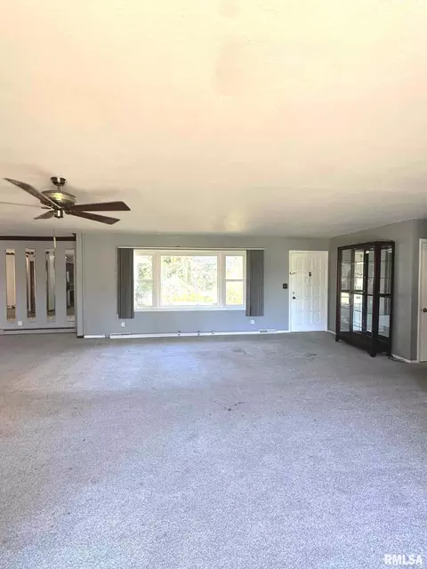Living - 1216 S 17th St, Herrin, IL 62948 photo 4 of 5