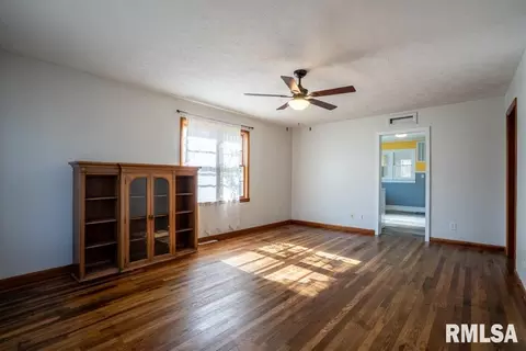 Living - 913 S 12th St, Herrin, IL 62948 photo 1 of 2
