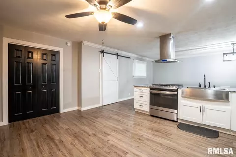 1104 E Poplar St, Herrin, IL 62948 photo 5