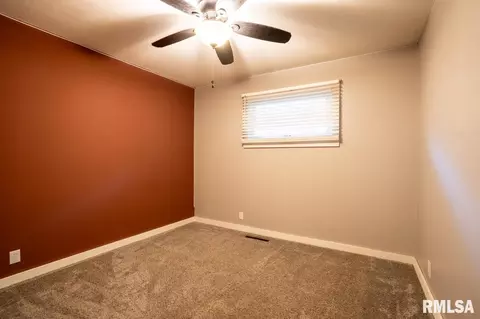 1104 E Poplar St, Herrin, IL 62948 photo 18
