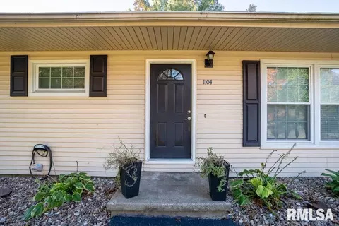 1104 E Poplar St, Herrin, IL 62948 photo 3