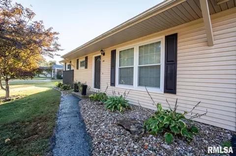 1104 E Poplar St, Herrin, IL 62948 photo 2